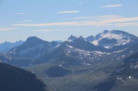 Fantastisk utsikt opp Kjøvdalen og fjellene Klauva, Kirketaket og Trollveggen.